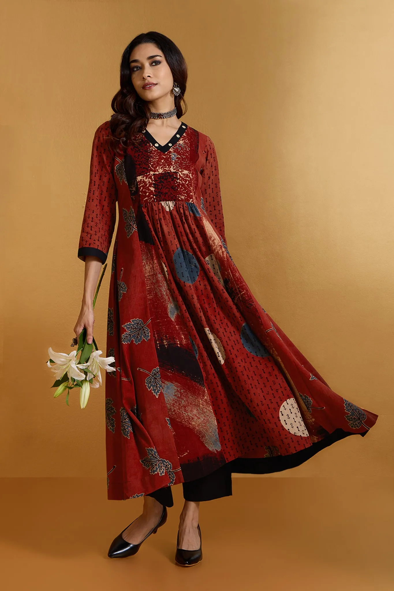 Scarlet Circle & Leaf Dance V-neck Panel Anarkali
